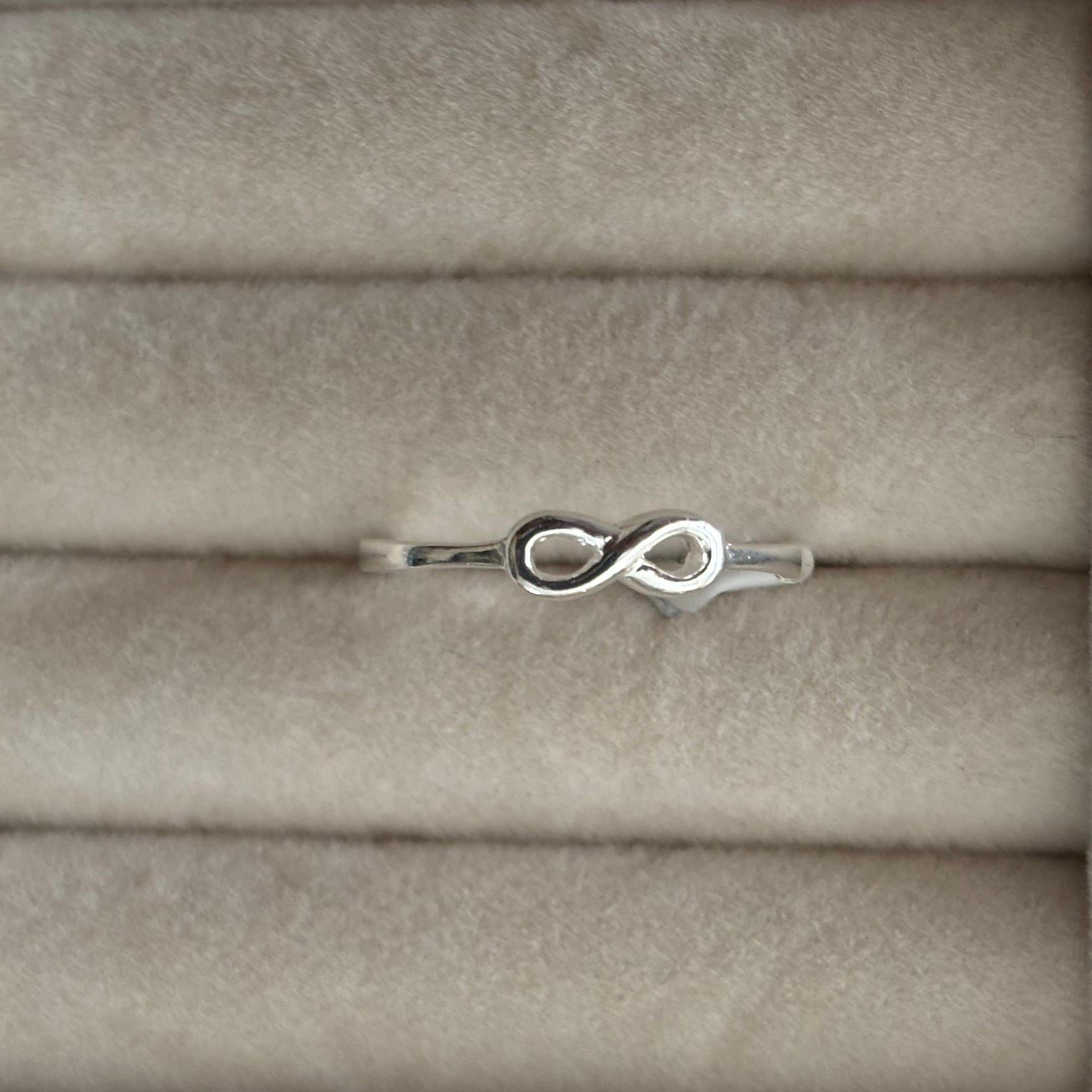 Anillo infinito minimalista
