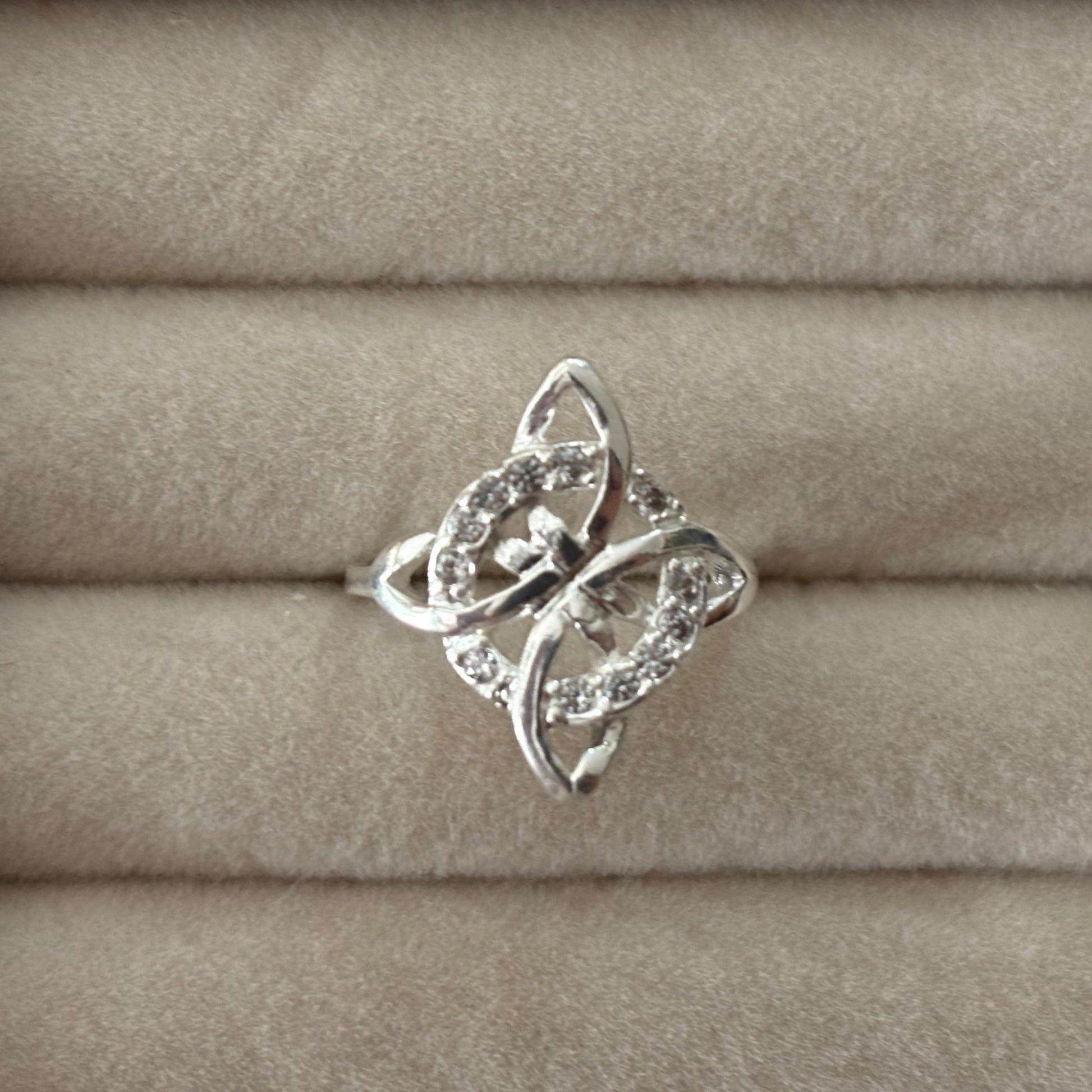 Anillo nudo de bruja